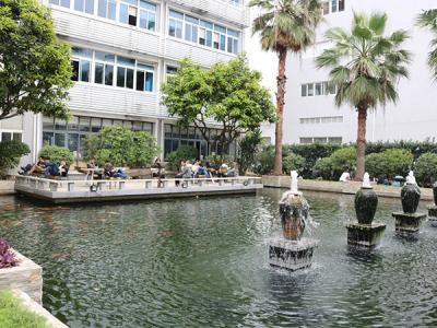 東莞潤(rùn)東方環(huán)保空調(diào)公司銷(xiāo)售部戶外休息區(qū)